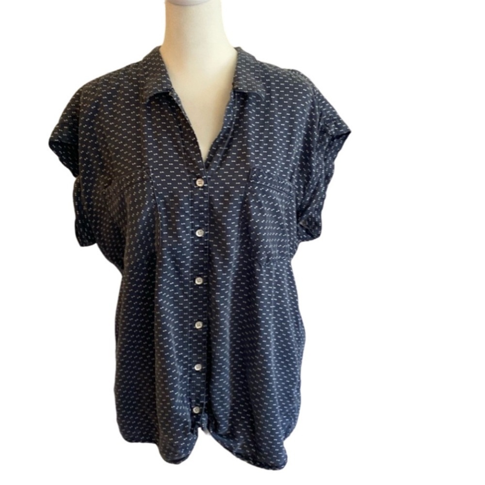 Jachs Girlfriend blouse. Button-up. Sleeveless. Size L. Blue/white pattern.